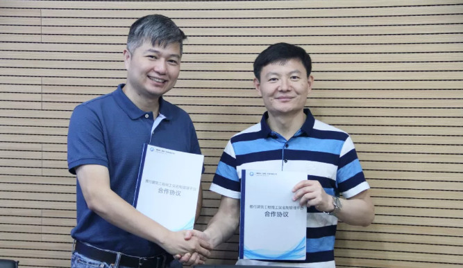 會(huì)議現(xiàn)場簽訂合同